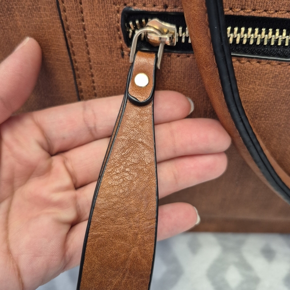 Elegant Tan Satchel Purse - Picture 14 of 15
